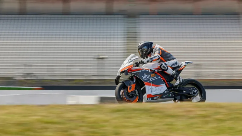 Präsenz als Profession: Die neue Ära der Künstlerinnenkommunikation