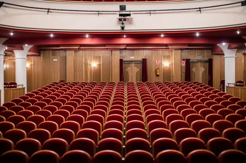 Rhetorik als Kunstform: Wie authentische Präsenz deutsche Kulturbühnen erobert